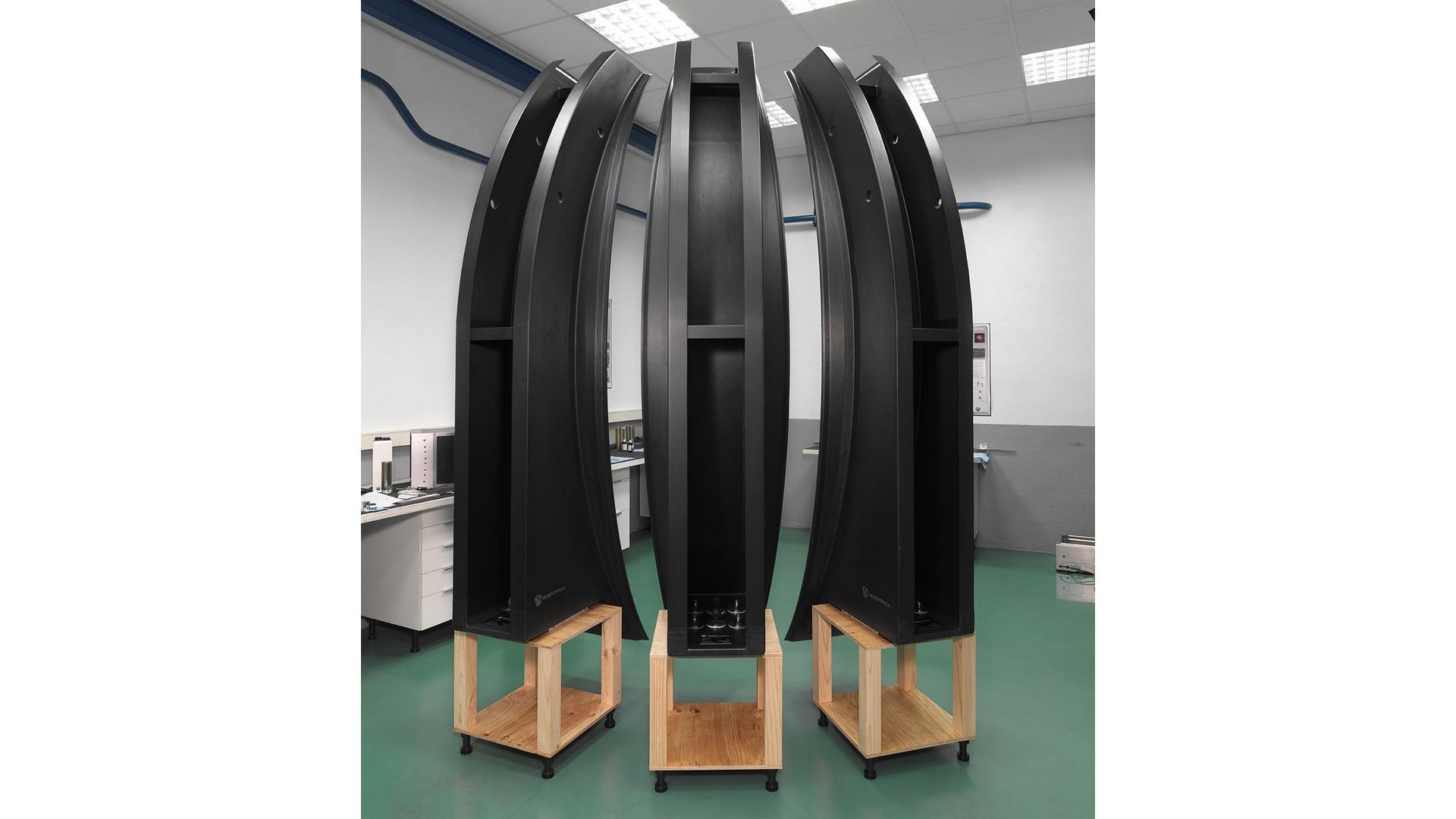 Large angle neutron backscattering analyser carbon fiber structures